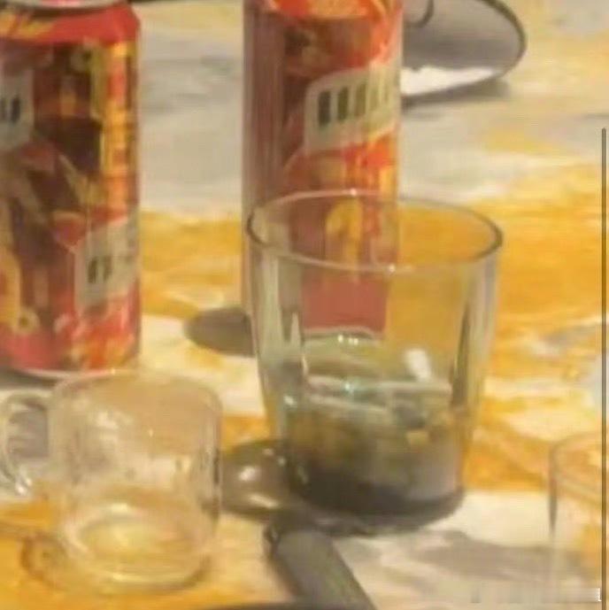 许凯拿酒店喝水杯当烟灰缸人怎么能没素质到如此地步？？[汗] ​​​