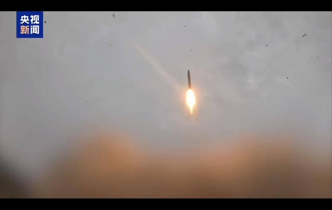 伊朗亮出了最猛的大杀器！威力巨大的“泥石”中程弹道导弹打击以色列。

在3月15