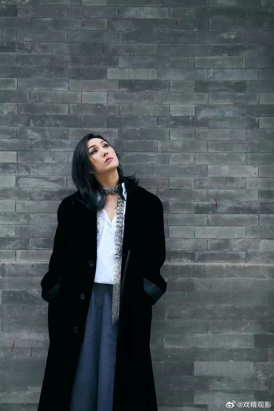 杨千嬅后背贴了十个暖宝宝 谁懂杨千嬅直播时那个后知后觉的瞬间，热到迷糊还在坚持走