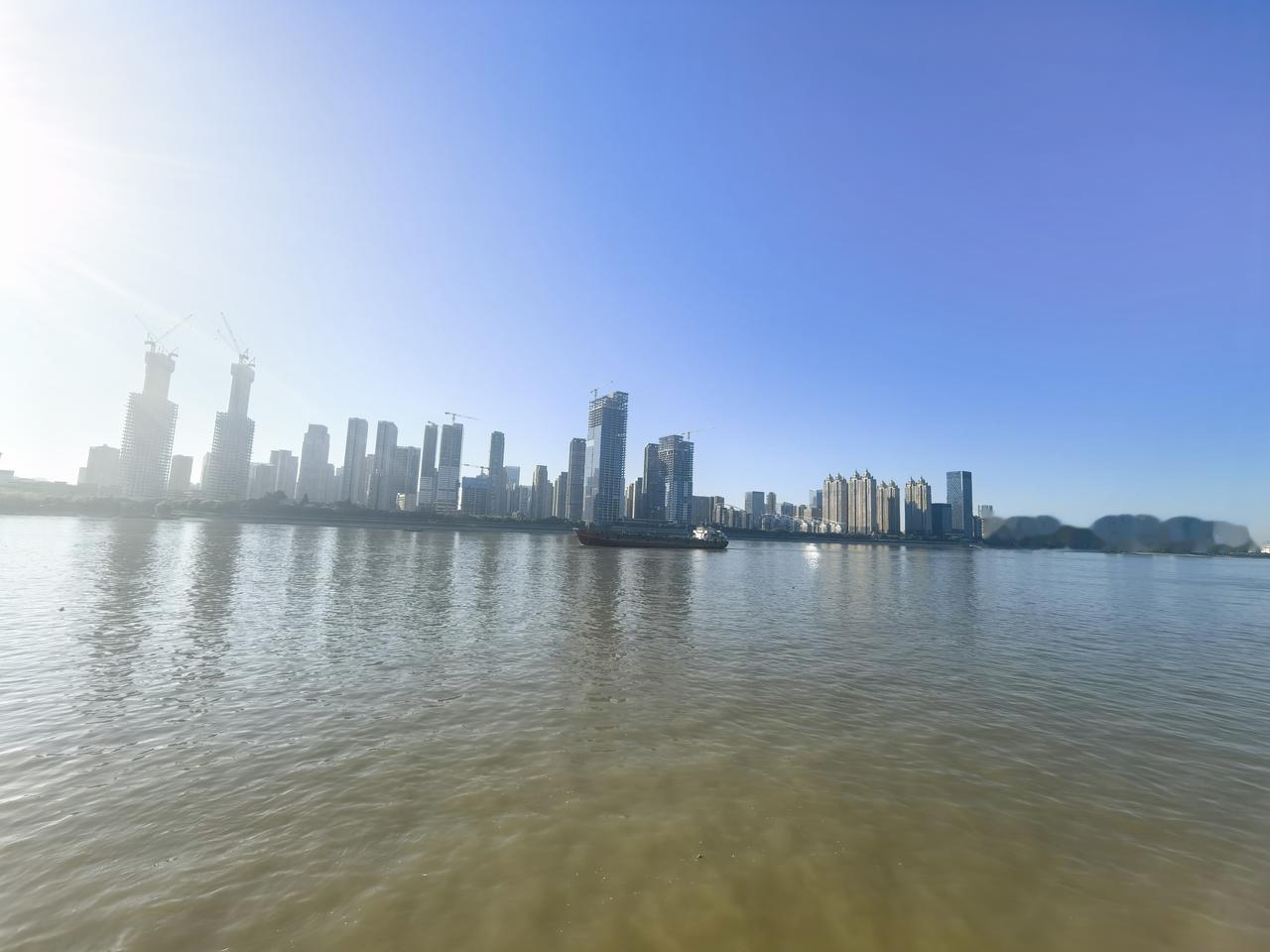 武汉长江码头：九省通衢，江城门户。武汉长江码头地处长江与汉江交汇处，是武汉三镇水