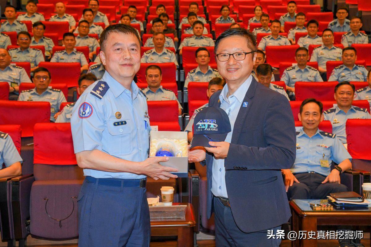 台空军司令郑荣丰6月15日主持专题演讲，邀请创新智库基金会生成式AI创新学院院长