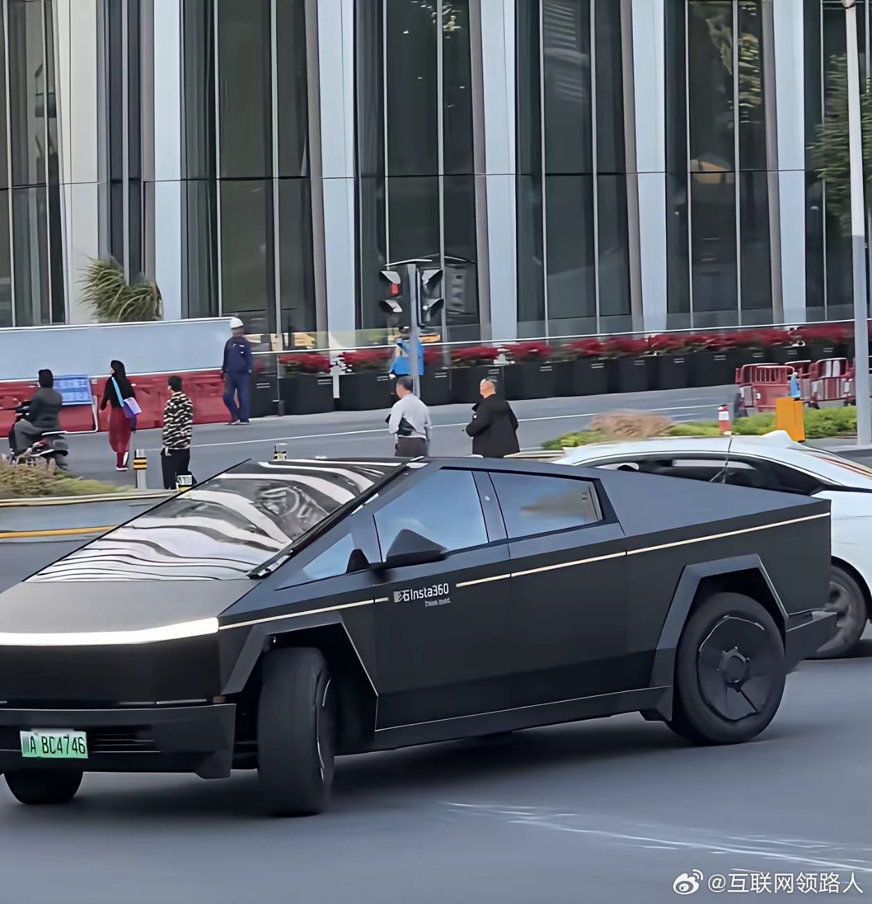 深圳街头偶遇成都大佬的座驾，这台车国内并没有官方引进，只能走平行进口渠道。落地价