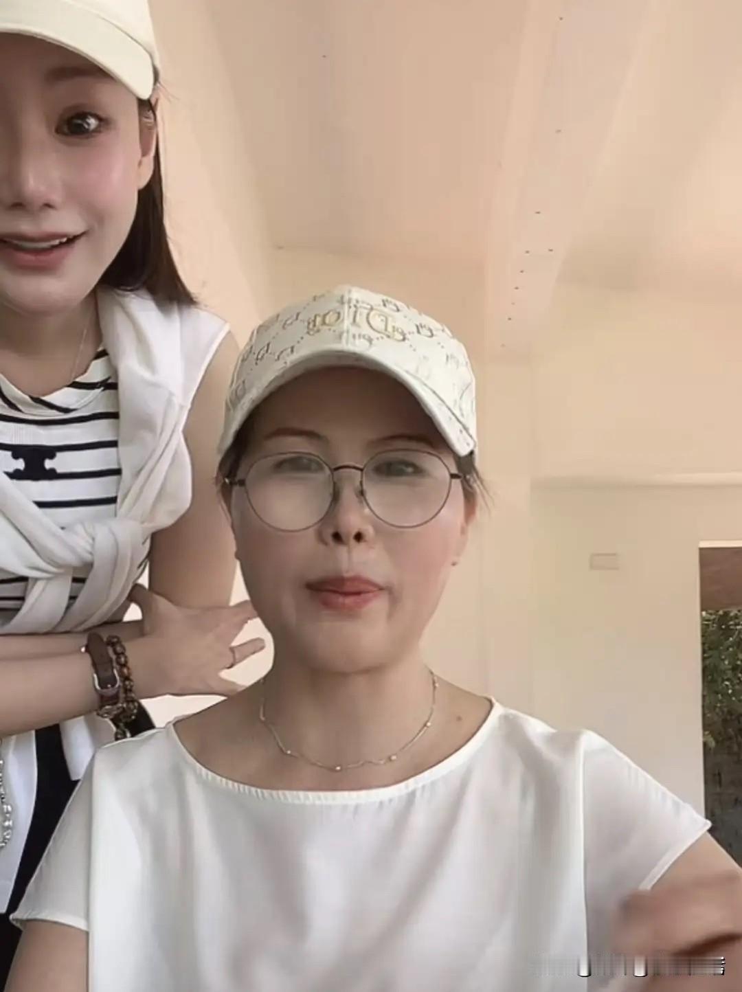 筱梅带着一家老小出门游玩，阳光正好，笑脸盈盈。玥儿明显长高了些，整个人舒展自在，
