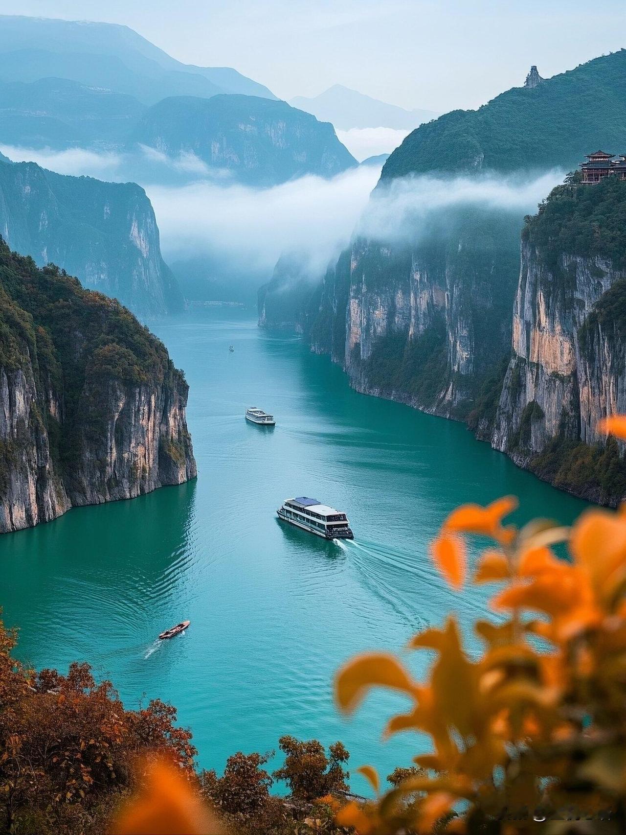 三峡的美，一眼就刻进心里的震撼
瞿塘峡，夔门雄峙，江水奔腾，气势如虹。
巫峡，云