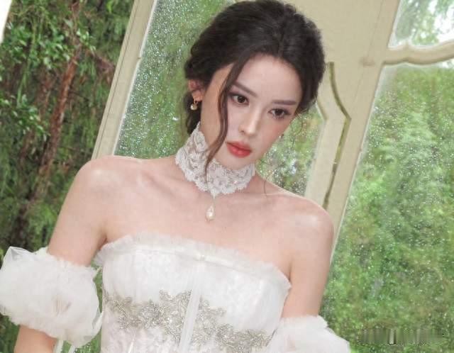 古力娜扎抹胸复古礼裙，肩颈线条格外出彩
