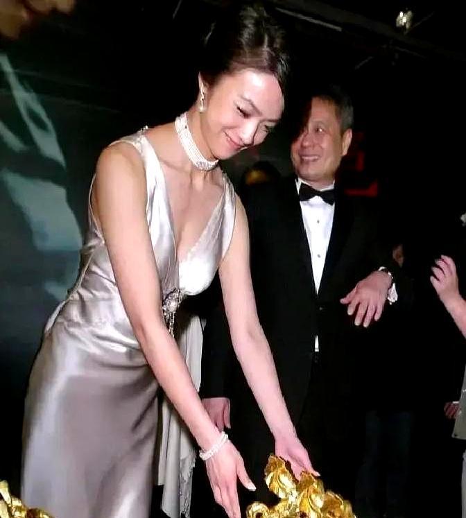 巴黎秀场，黑裙一出场外媒快门按到冒烟
 
没人想到，42岁的中国设计师把一颗淡水