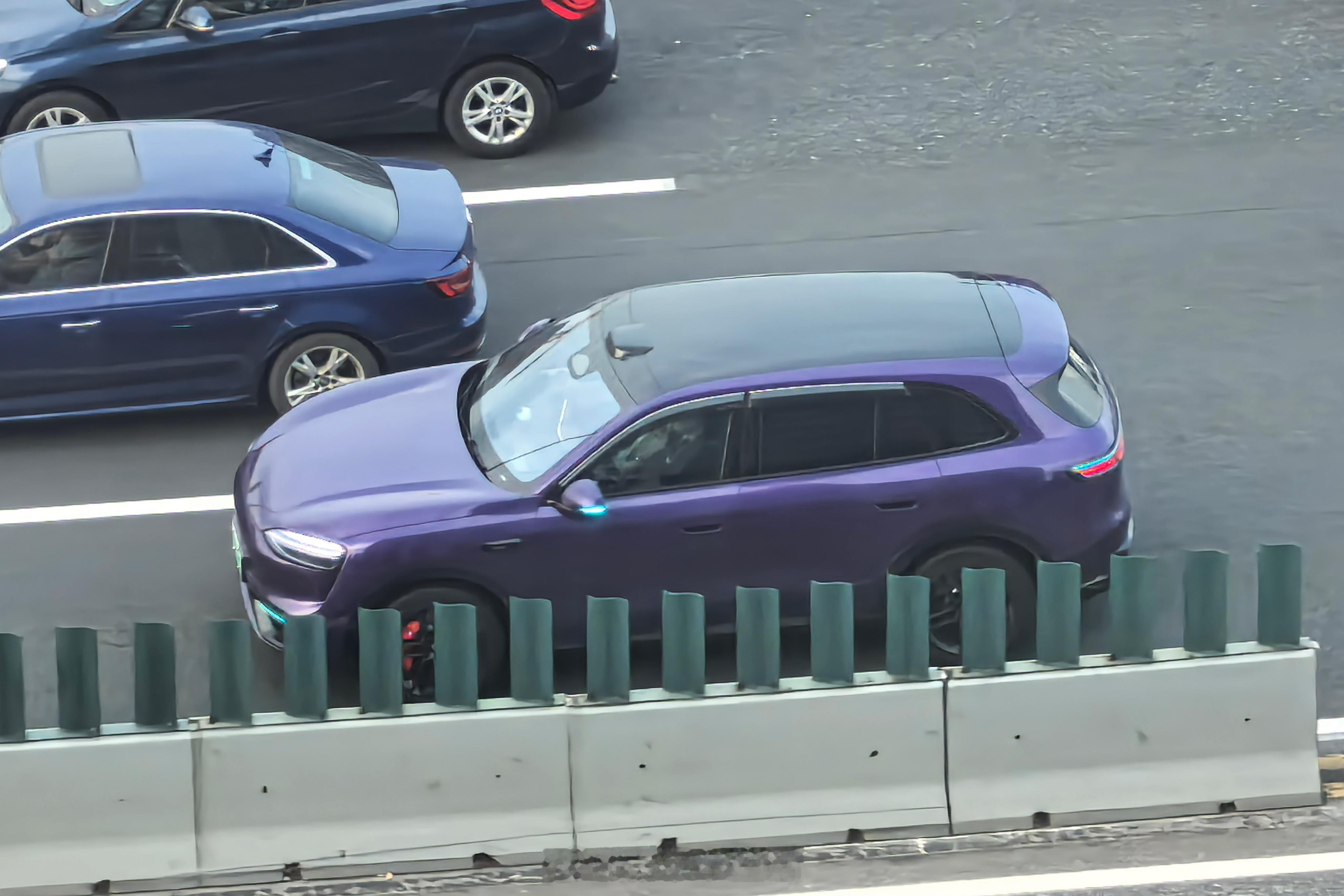 感觉上海路上，开智驾辅助小蓝灯的车，并没有北京那么多大v聊车