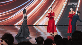 拿奖时握拳互相鼓励打气的俪俪和幂幂也太萌了，永远爱女演员之间的惺惺相惜！恭喜两位