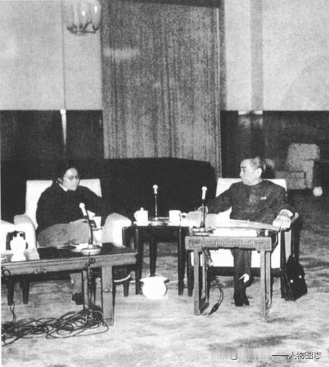 1971年5月7日,周恩来与知青代表侯隽亲切交谈