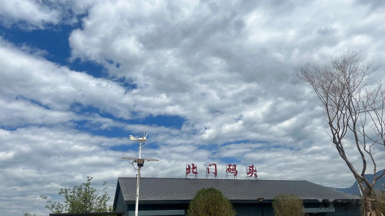 白鹤滩库区水位又下降了1米左右，今天中午去看又到821.3那个台阶了，水位牌没显