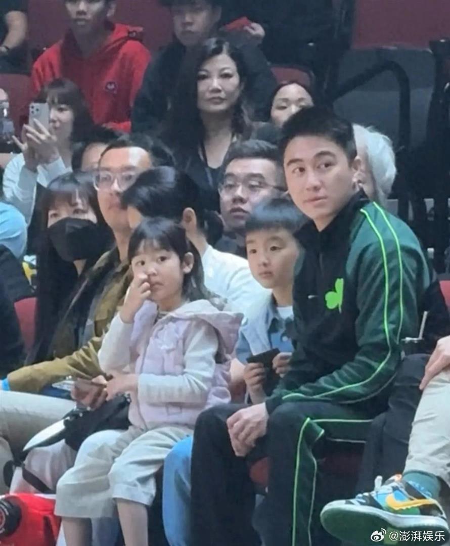 奚梦瑶何猷君儿子女儿正脸照何猷君带娃看球赛遭抓拍，一双儿女正脸清晰亮相！哥哥内敛