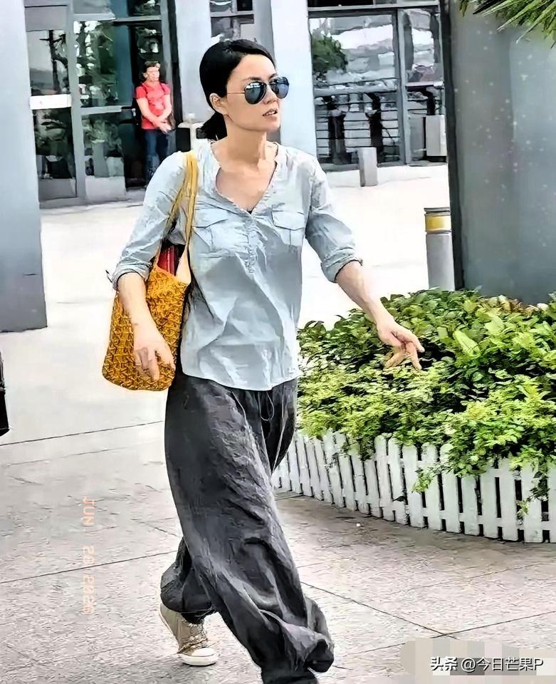 难怪王菲现在不混娱乐圈了，
查了才知道，
原来现在的她除了唱歌之外，还在忙着过好