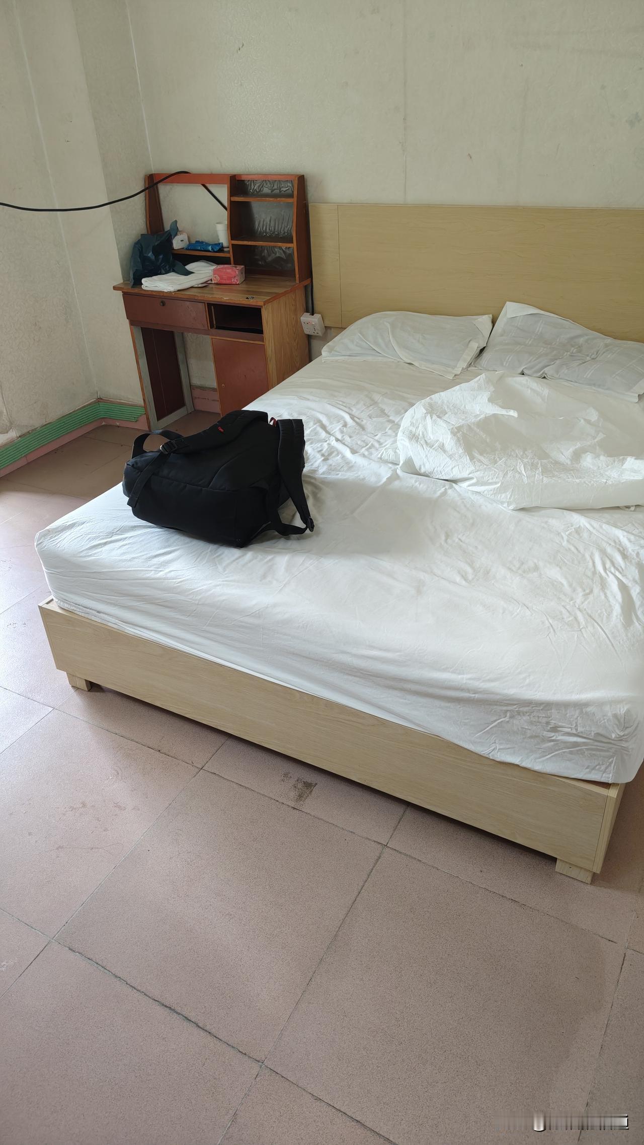 工作太难找了，找了两天都没找到合适的。不是工资低，就是时间长，有夜班。还有一个就