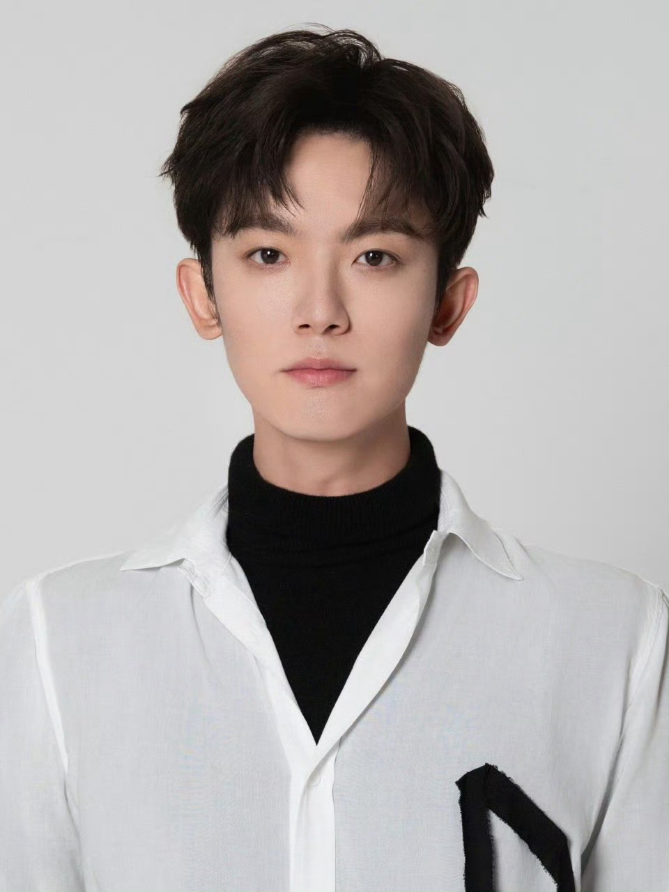 李明德曾在武汉冬季拍夏天的戏  李明德为了拍戏也是拼了，大冬天的在武汉拍夏天的戏
