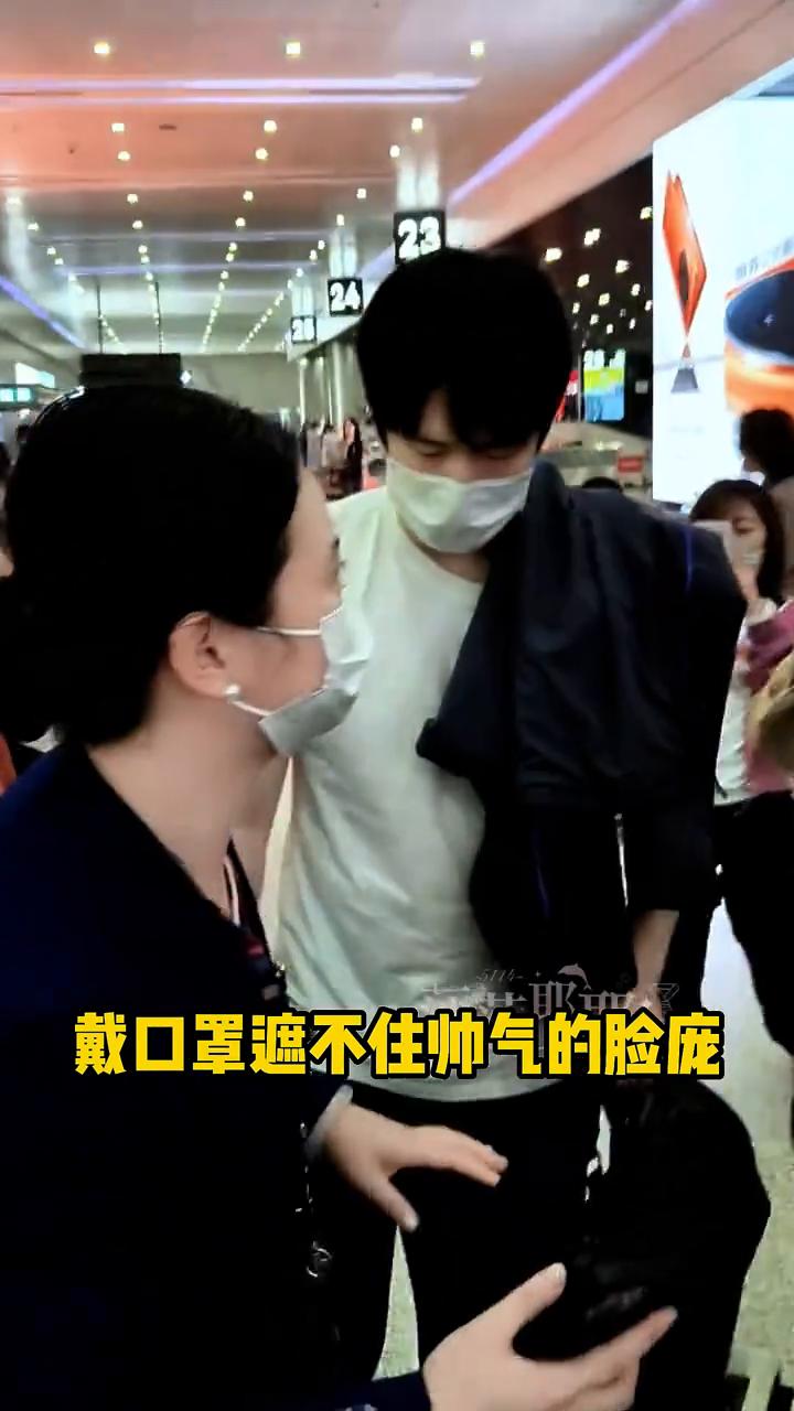 孙颖莎抵达成都，粉丝太热情。莎莎被围堵拍照，王楚钦也到了，戴口罩遮不住帅气的脸庞