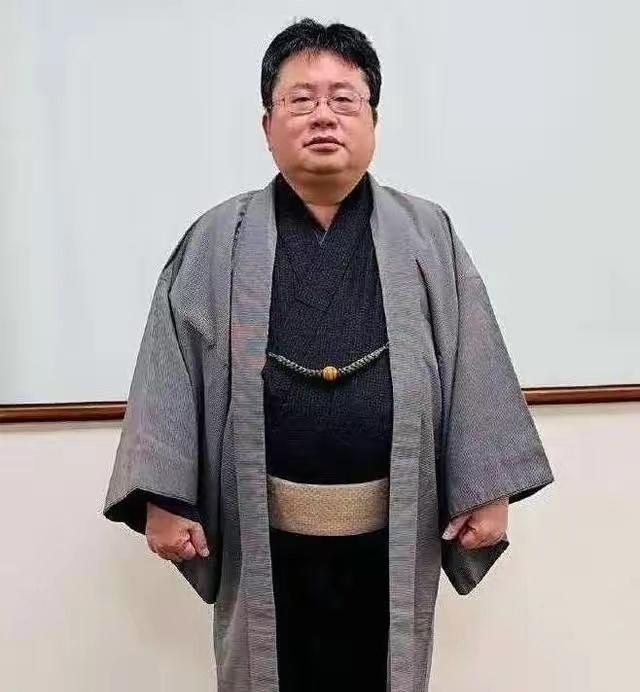 这一拳就是给失板明夫的教训，根本没有造成任何健康伤害。众所周知，他是侵华日军的后