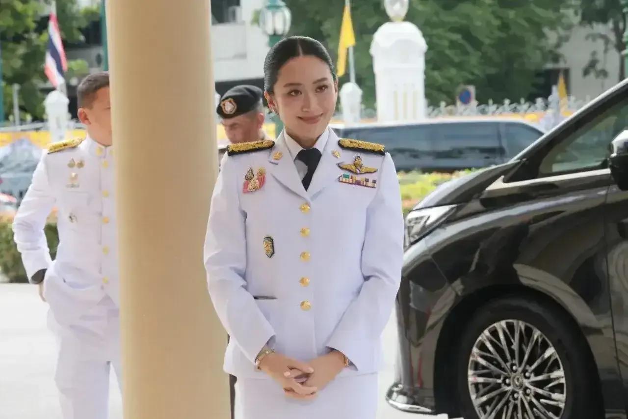 洪森不仅输了领土，还输了道义。柬埔寨违反停火协议后，泰国总理佩通坦是一点面子也不