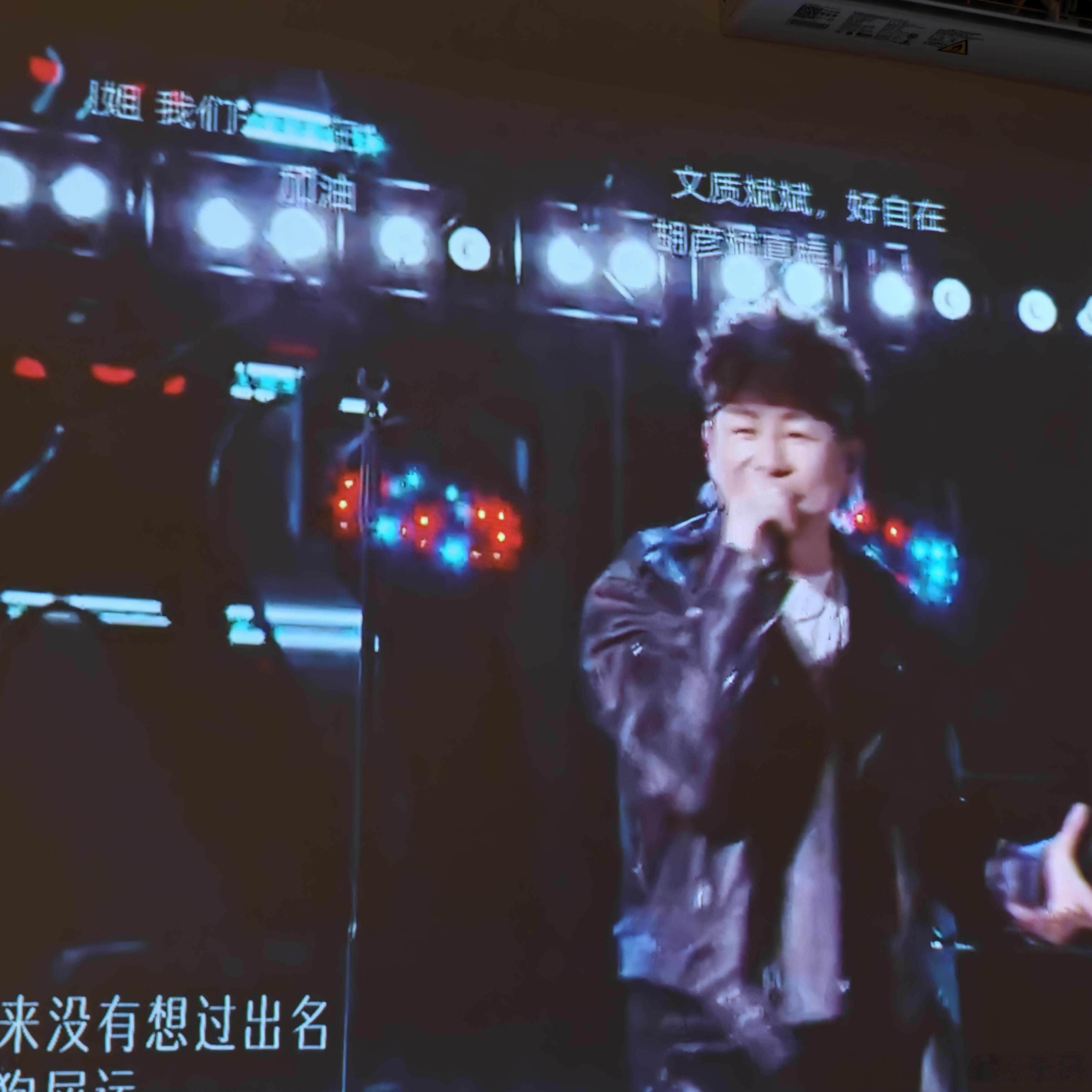 歌手直播喜欢今天的胡彦斌，唱张学友的歌，其实大半都是自己的表达和态度，很自在很即