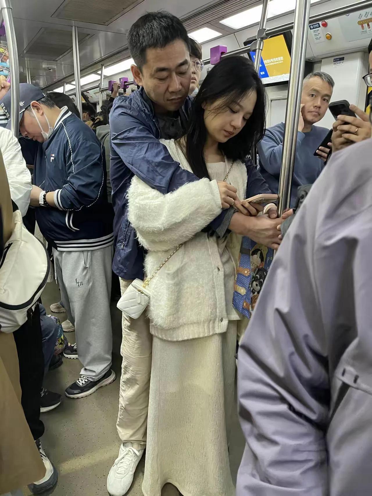 大叔满眼宠溺，美女却神情淡漠。