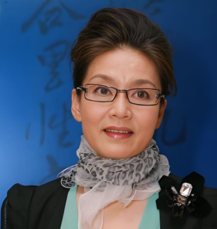 潘虹如今已步入古稀之年，71岁的她每日还要在凌晨三四点便需从睡梦中挣扎起身，只为