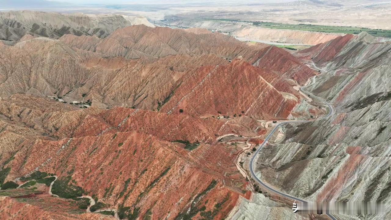 【新疆十八】
       从独山子大峡谷景区出来，上了S101省道前往乌鲁木齐