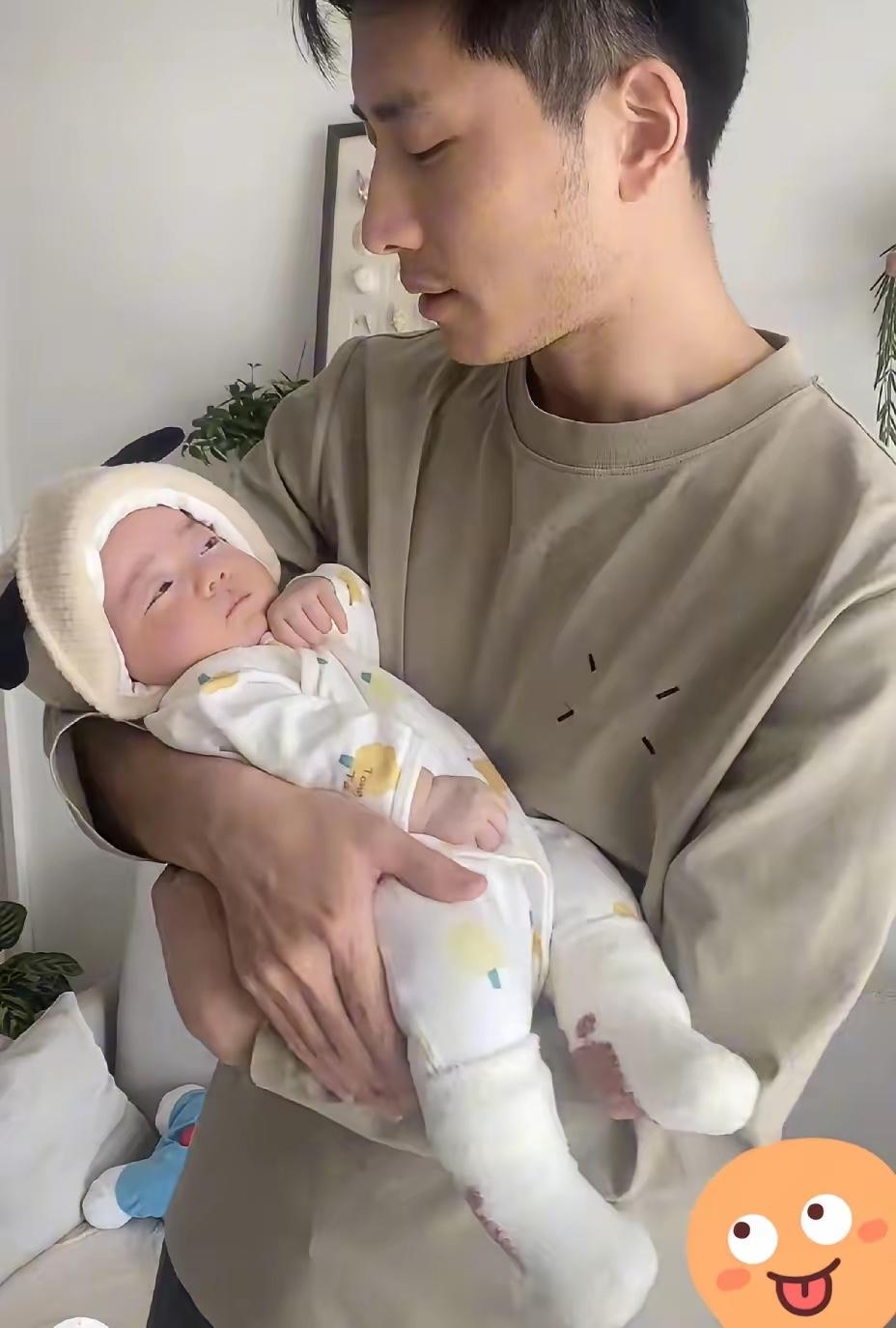 上海一个大三男生，直接抱了一对双胞胎回家！爸妈当场懵了：“你才21岁，孩子哪来的