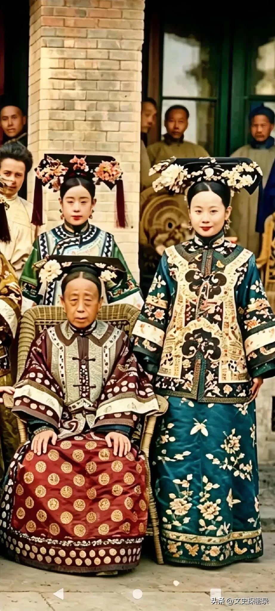 真实的晚清末代公主和贵妃照片
这张色彩鲜活的老照片，定格了晚清宫廷里最特殊的一群