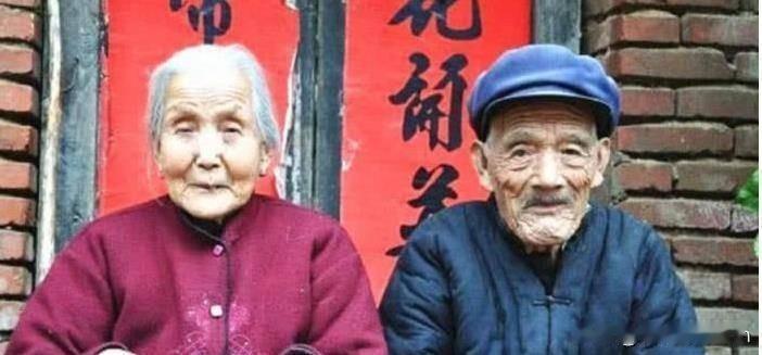 1987年，蒋红英在店里买菜，无意说起自己曾经是红军。店小妹也很健谈，聊起老红军