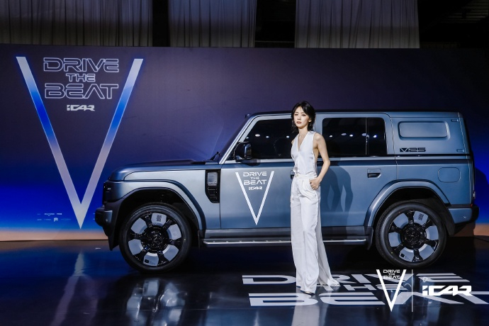 跟王影璐学Livehouse拍照姿势   和大尺寸硬派车合影怕被压个子？快来看王