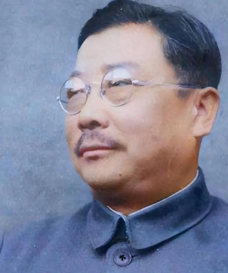 1949年，李克农突然笑问毛主席：“主席，你知道美国总统每天上班后的第一件事是什