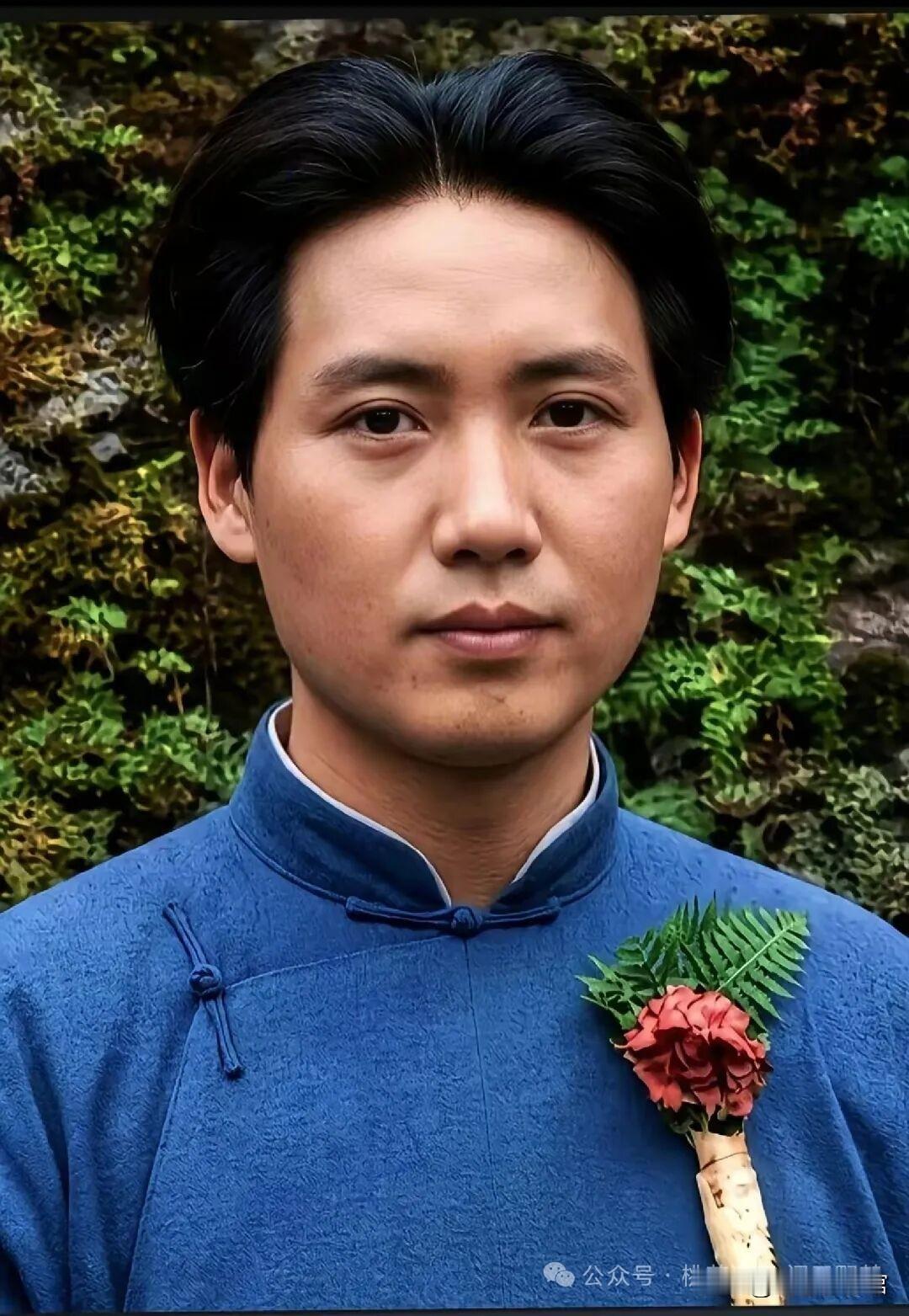 1920年冬，毛主席与楊开慧在长沙结婚。结婚前一天，他在坡子街照相馆拍了这张珍贵