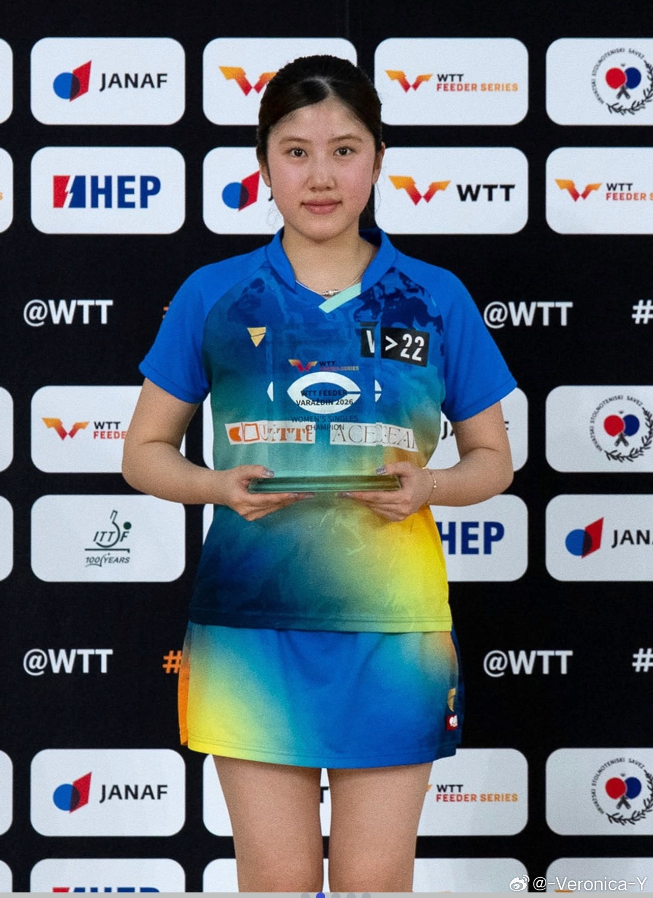 日本队又出来了一个美少女削球兼吉优花长得还挺甜的她已经连夺奥托切克支线 瓦拉日丁