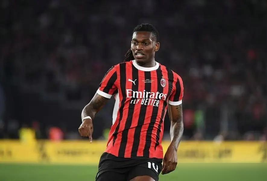 宁可输球也要按死莱奥，阿莱格里到底图什么？
莱奥被换下，一脚踢飞水瓶，甩开阿莱