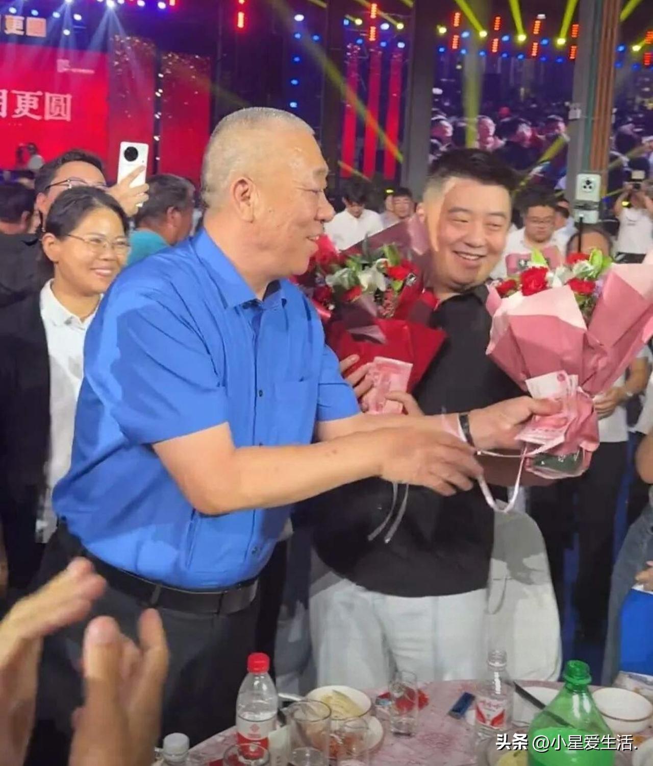 身价过亿又怎样？母亲走了，他也只是个跪在地上的孩子

平时在镜头前，他是说一不二