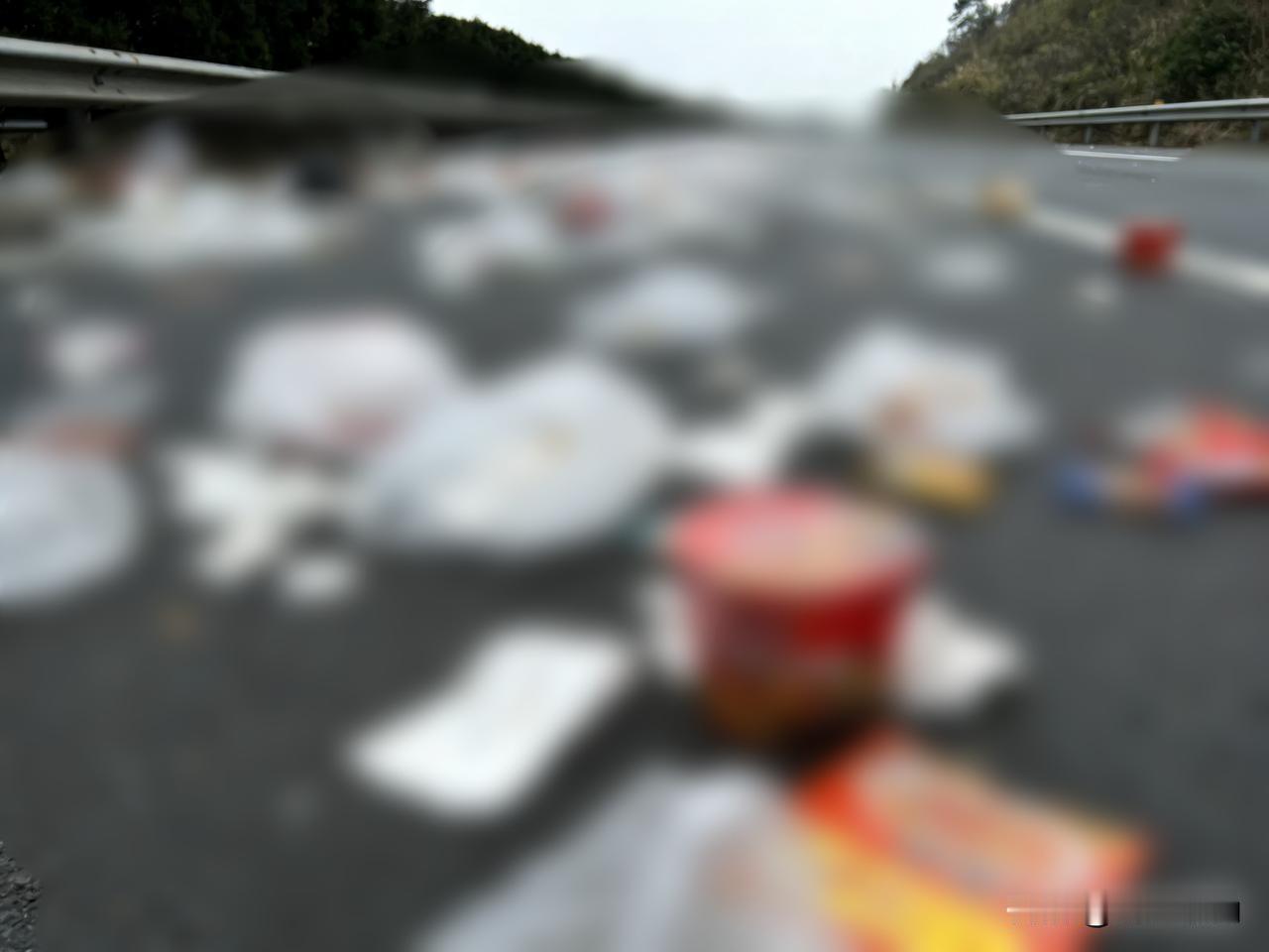 每逢节假日，高速公路堵车早已成为常态。车水马龙排成长龙，少则几十分钟，多则数小时