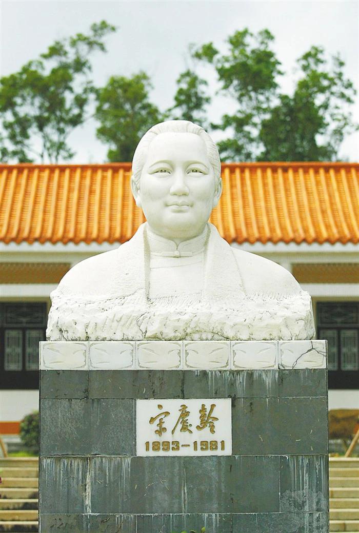 宋氏祖居的宋庆龄塑像。宋庆龄曾任国家名誉主席，一生永远和党在一起，在1981年，