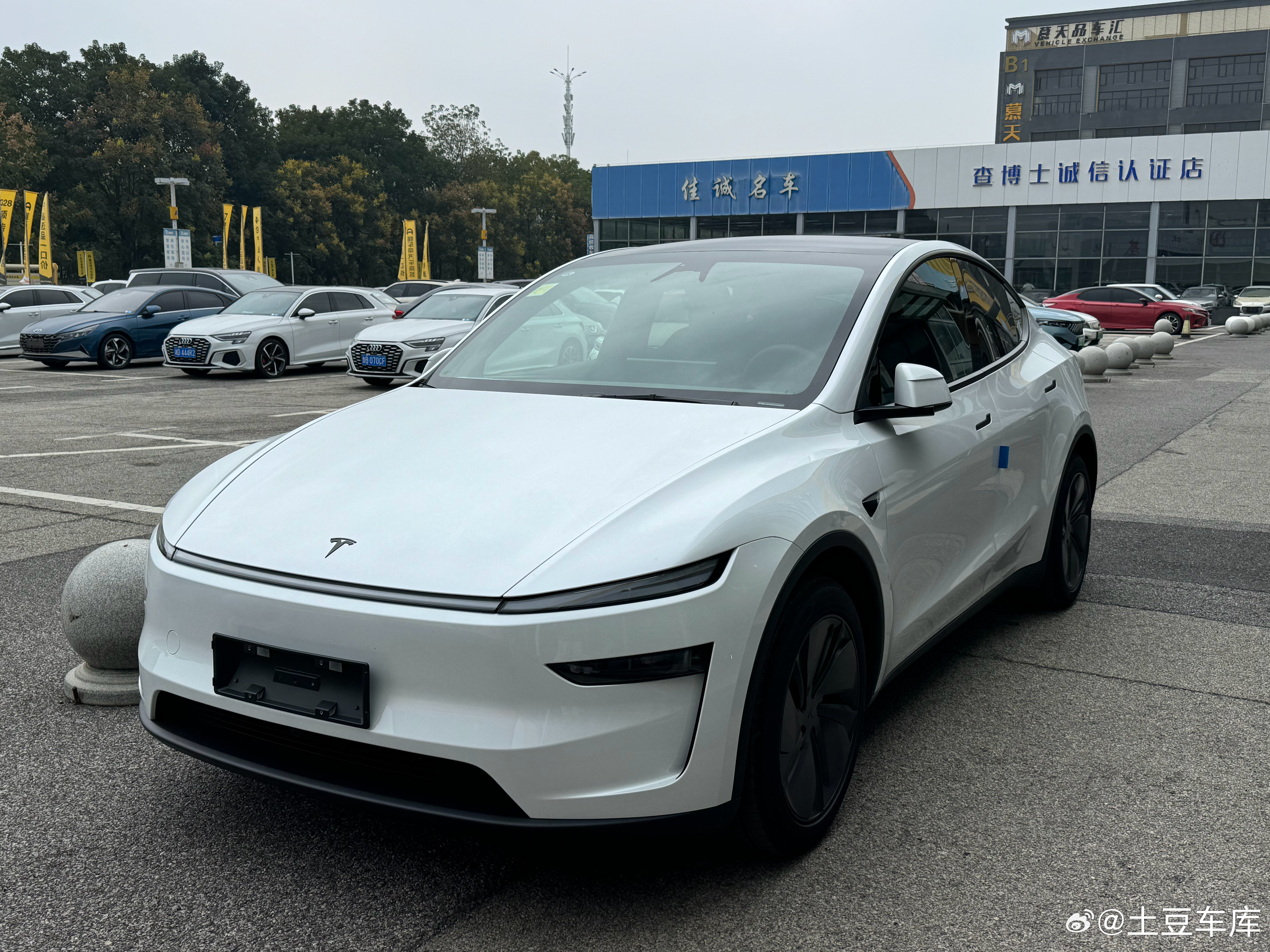 店里两台新能源现车1 理想L9 Ultra指导价43.98万元2025年4月 个