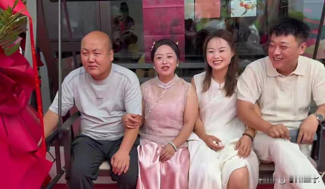 当年在老挝拽上天的两个连襟，在小姨子家里别墅里，脚不知道该放在哪儿了

玛丽这次