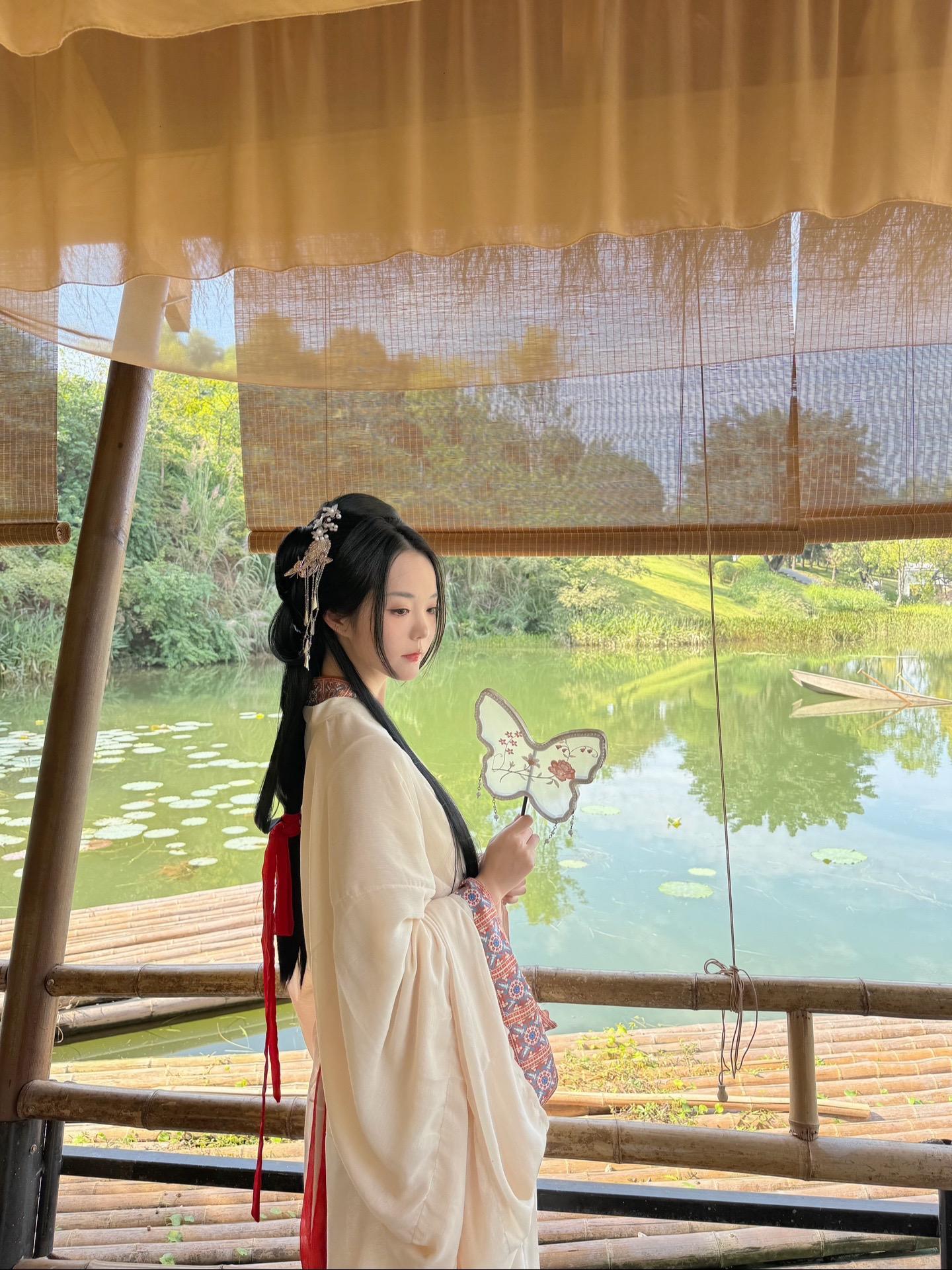 江南美景配上汉服有多绝 身着汉服一眼万年