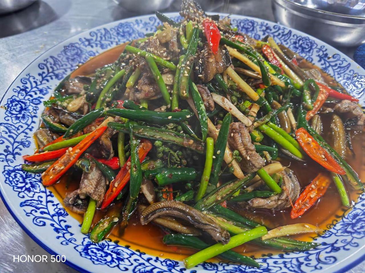 火爆鳝鱼刚出锅的火爆鳝鱼一上桌就香得直钻 美食