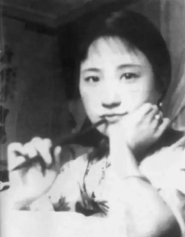 1965年，陆小曼去世。翁香光前来料理后事，见四下无人，她解开陆小曼的衣扣，讥讽