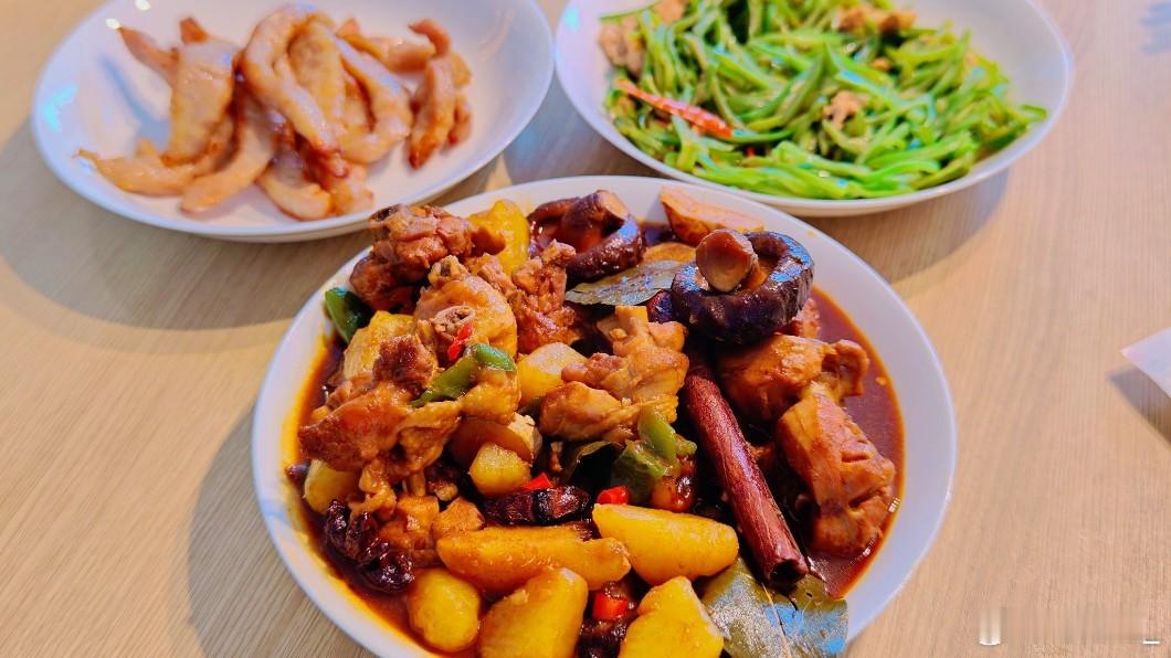 给大家晒晒菇菇今晚自己炒红烧土豆香菇鸡腿肉！还有芸豆跟猪颈肉，好吃今晚播播耀西跟