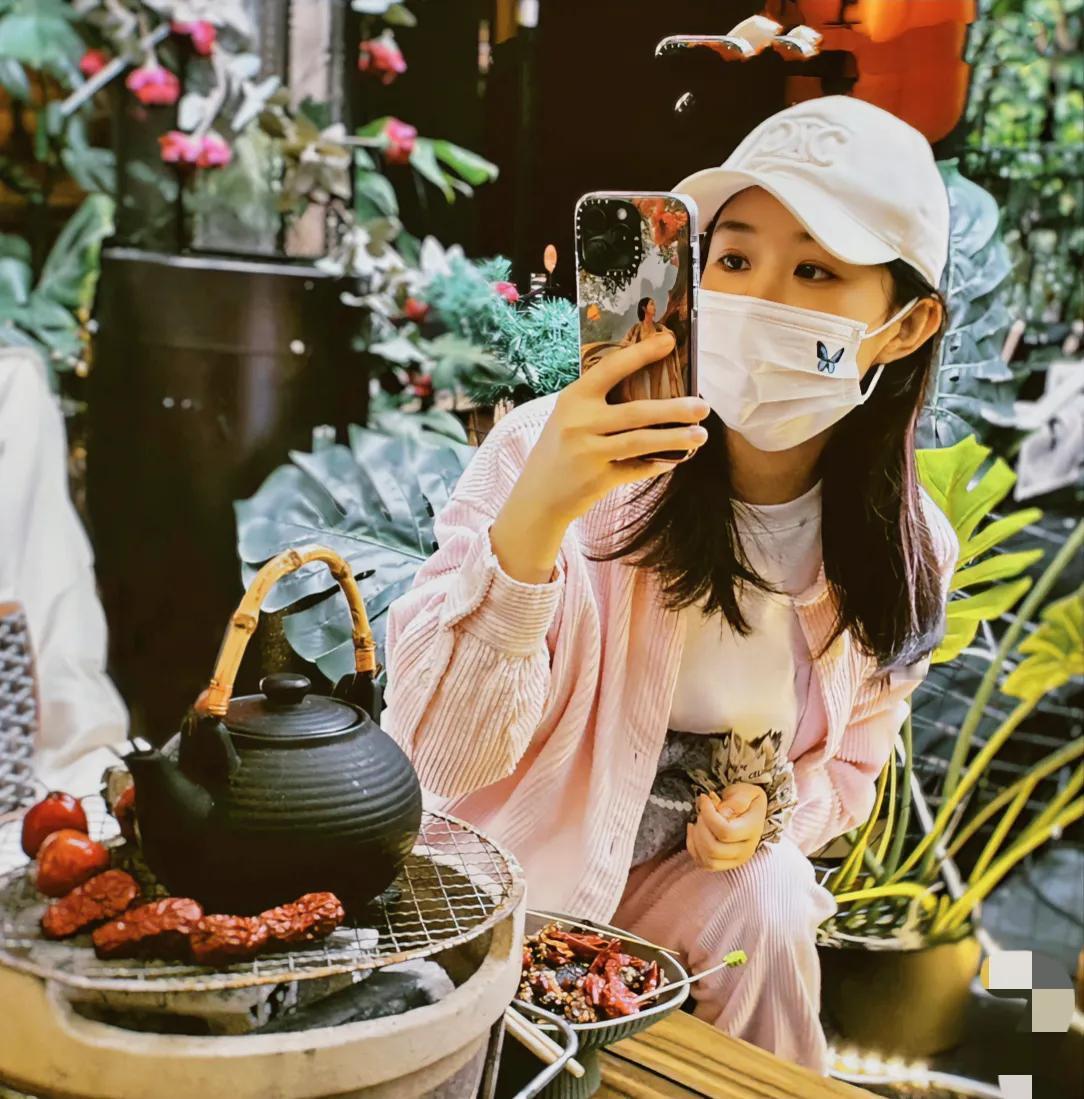 很难想象一个大明星手机可以用七年
真的有钱可能不在意这些小事情。我亲戚，一天挣的