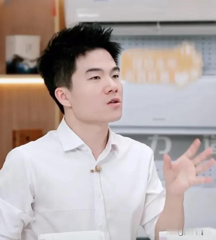 董宇辉在事业辉煌的同时，也面临众多困扰。在面对访谈中，他不仅失眠而且还有心理问题