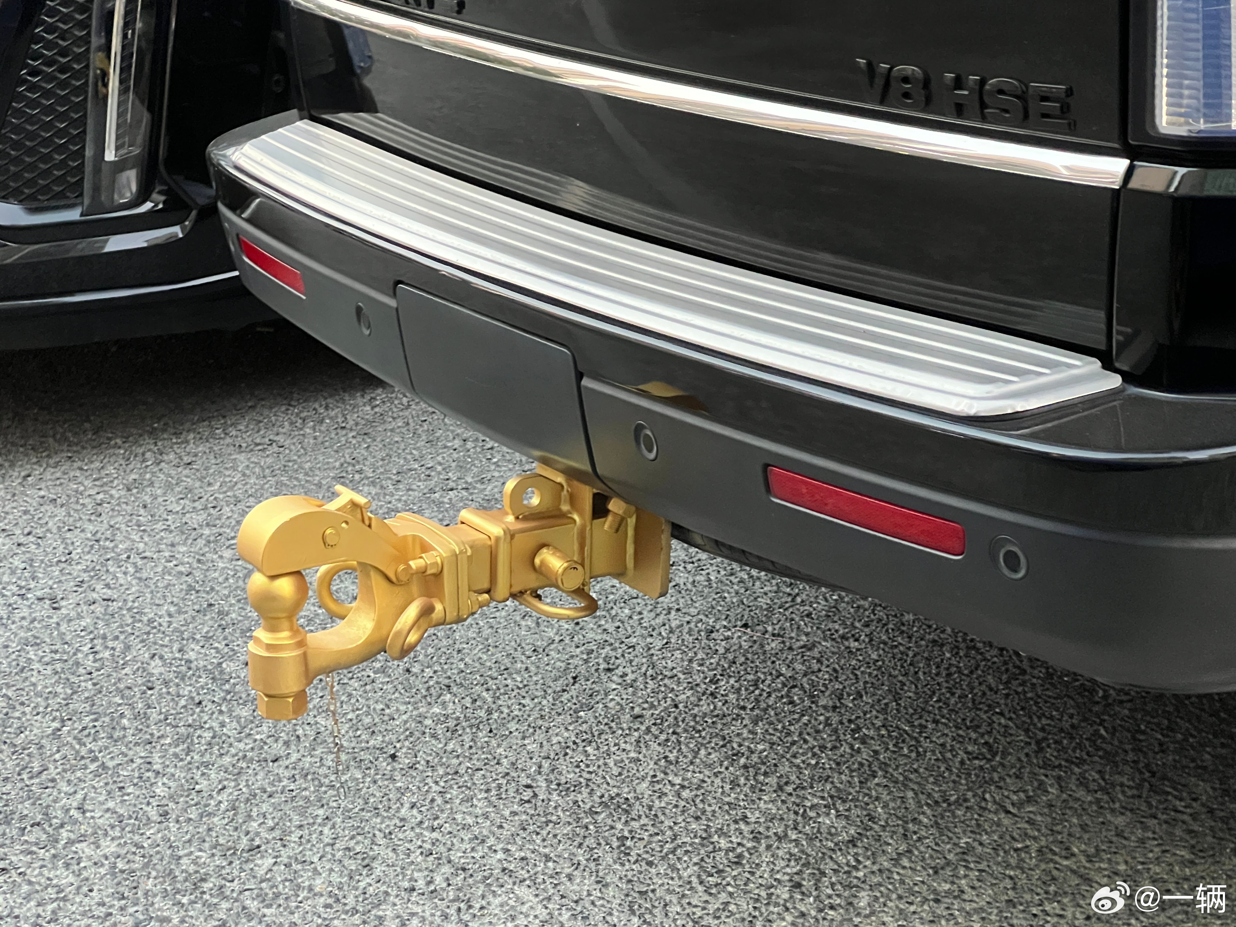 这位大哥的拖车钩只是装饰品吧