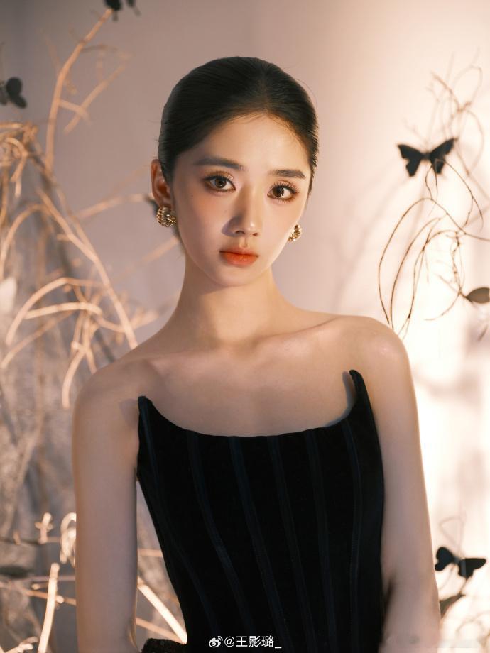 王影璐好圆一颗头王影璐这圆头型和她的高颜值相得益彰，简直就是天生的时尚达人！每次