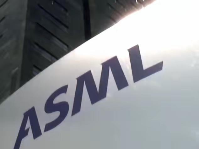 荷兰光刻机巨头阿斯麦突然放出一个重磅炸弹，直接让全网炸锅。

CEO克里斯托夫·