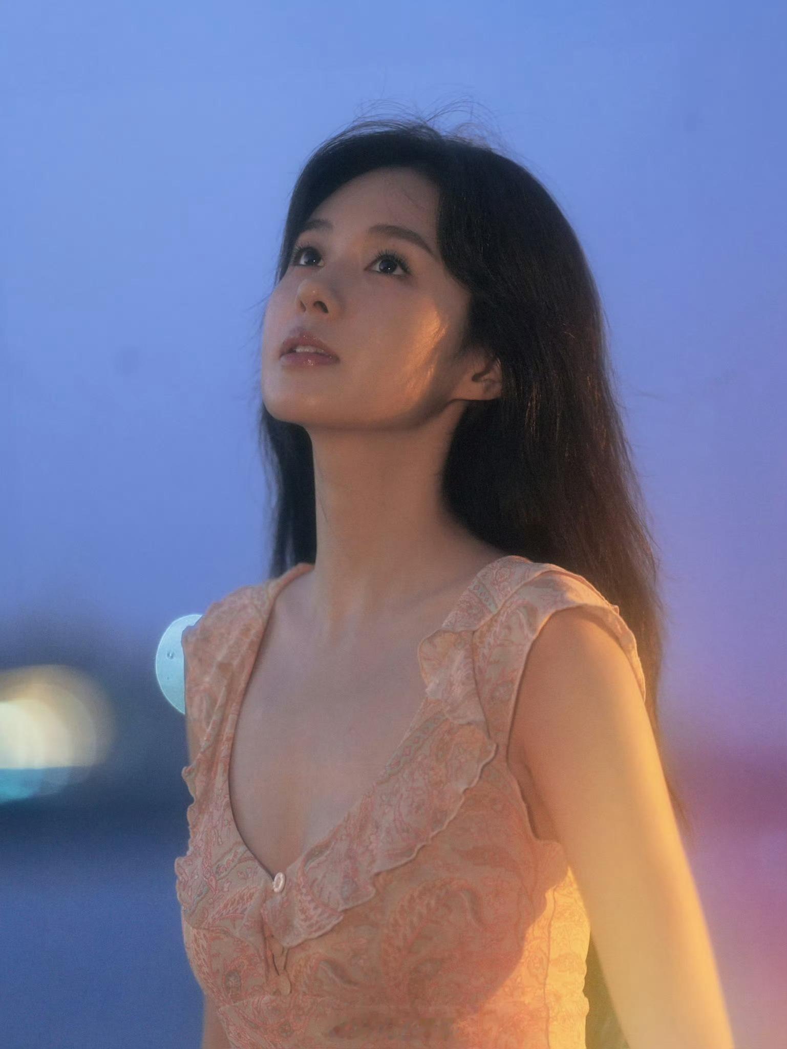 郑合惠子夜幕下海边拍照🌊 ​​​