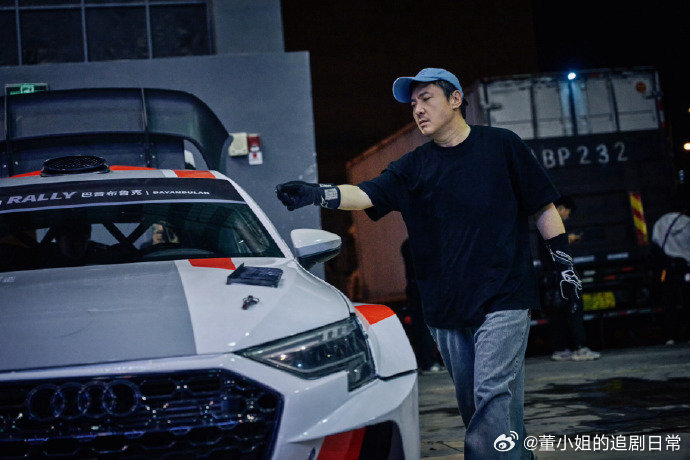 沈腾这里不让洗澡飞驰人生简直太燃了，领奖台变洗浴现场，张驰的夺冠庆祝方式太独特了