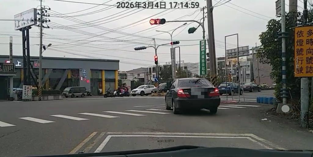 嘉义县朴子市一位苏姓里长“红灯右拐”被罚情况有变，罚款金额调整为600元。近日，